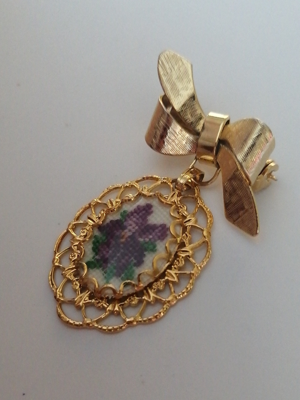 ✴️3/$25✴️Vintage Petit Point Hand-embroidered Floral Violet Goldton Frame Brooch